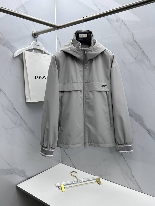 Dior迪奥 2026早春系列，最新时尚连帽夹克外套.处处细节显工艺足够的高级 结构性剪裁的设计改变来展现男士多样的形象变化，修身利落、剪裁合体，满足时下正流行