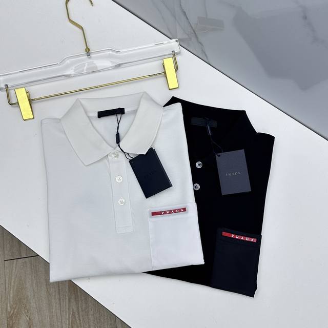 Prada普拉达 2026春夏新款翻领Polo衫短袖T恤 简洁时尚百搭 口袋胶条+刺绣设计 螺纹针织领口 定制进口丝光珠地面料 穿着舒适 透气 档次高很有质感