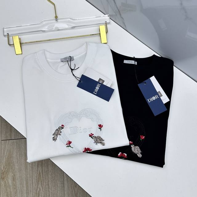 Dior迪奥 微阔 新款首发专柜最新款短袖圆领T恤 高端订制 设计前卫时尚！品牌Logo重工艺设计 高端长绒棉面料.手感柔软.穿着舒适.专柜级别精致车线.做工精