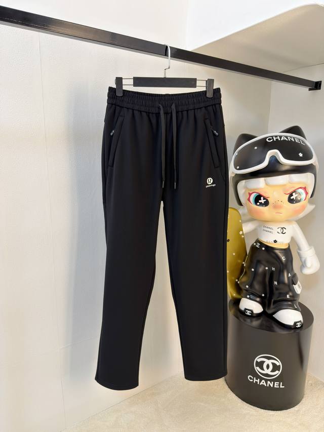 支持年后退换 Lulu加绒裤2025秋冬 新品 新款休闲裤卫裤，裤身上刺绣标志性品牌标识，客供定制品牌刻印五金配件，彰显品牌格调，100%进口面料精心打造，柔软