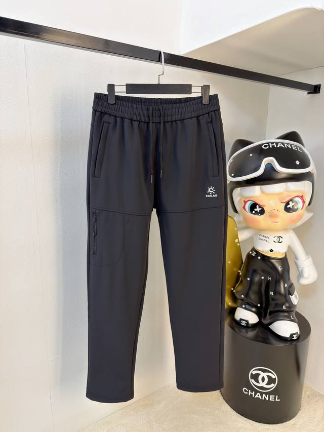支持年后退换 凯乐石加绒裤2025秋冬 新品 新款休闲裤卫裤，裤身上刺绣标志性品牌标识，客供定制品牌刻印五金配件，彰显品牌格调，100%进口面料精心打造，柔软舒