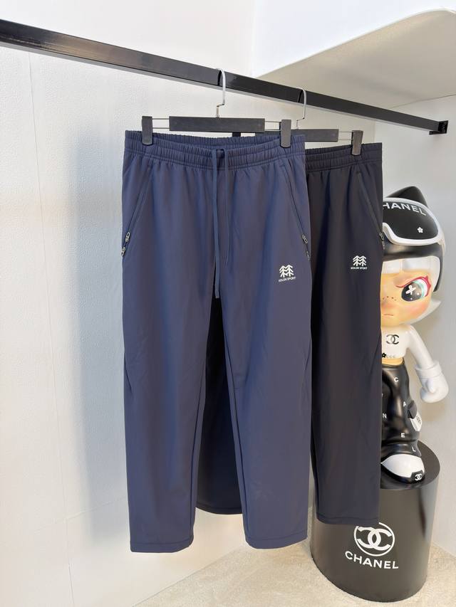 支持年后退换 可隆加绒裤2025秋冬 新品 新款休闲裤卫裤，裤身上刺绣标志性品牌标识，客供定制品牌刻印五金配件，彰显品牌格调，100%进口面料精心打造，柔软舒适