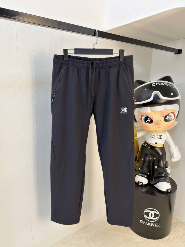 支持年后退换 可隆加绒裤2025秋冬 新品 新款休闲裤卫裤，裤身上刺绣标志性品牌标识，客供定制品牌刻印五金配件，彰显品牌格调，100%进口面料精心打造，柔软舒适