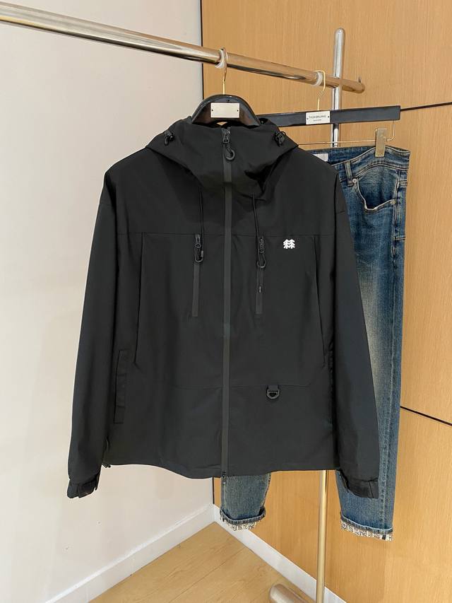 支持年后退换 可隆25Ss早秋 新品 风衣夹克外套爆款 秋冬专柜新款休闲时尚夹克外套！超前卫设计风格 细腻舒适 穿着非常轻便不易起皱。多重重工艺 整体的设计颇具