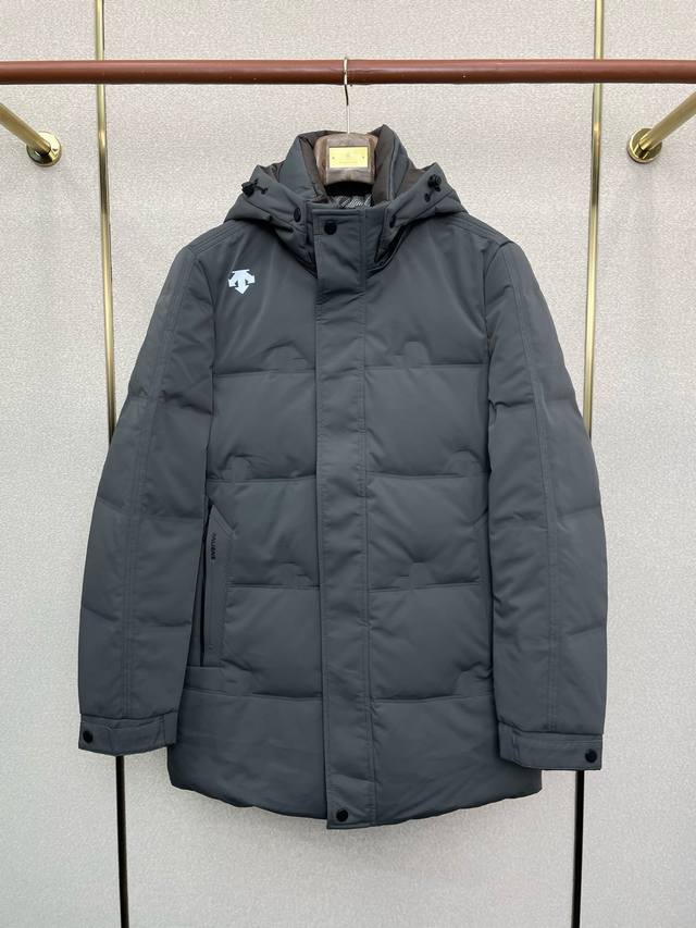 支持跨年售后！ 。羽绒服-Descente迪桑特砸锅卖铁都要上的新款羽绒服。可拆卸连帽羽绒服 贸易公司渠道稀出，降温天气必备的保暖单品，不论是日常还是户外运动都