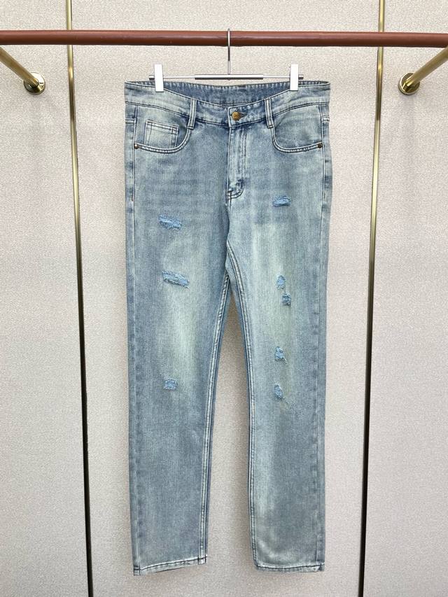 支持跨年售后！ 。Loewe罗意威砸锅卖铁都要上的新款新款休闲牛仔裤高端版本 专柜定制面料 透气舒适度高，细节无可挑剔，品牌元素设计理念，体现高品质。手感细腻柔