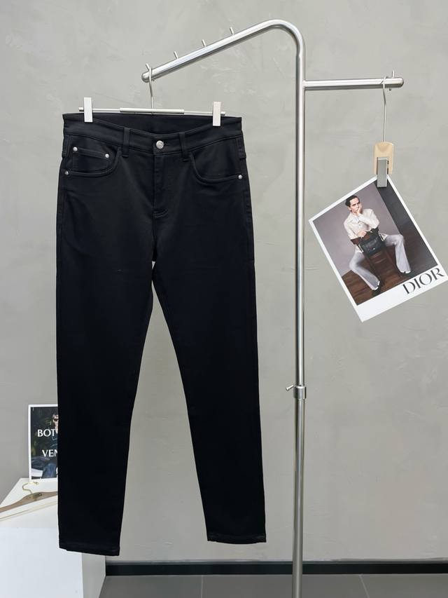 支持跨年售后！ 。Valentino华伦天奴砸锅卖铁都要上的新款新款休闲牛仔裤高端版本！专柜定制面料 透气舒适度高，细节无可挑剔，品牌元素设计理念，体现高品质。