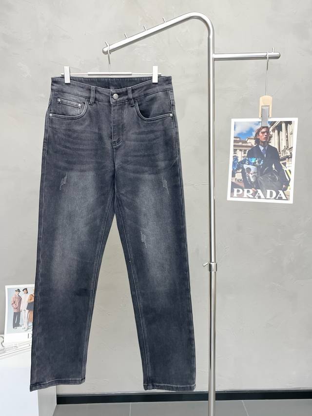 支持跨年售后！ 。Valentino华伦天奴砸锅卖铁都要上的新款新款休闲牛仔裤高端版本！专柜定制面料 透气舒适度高，细节无可挑剔，品牌元素设计理念，体现高品质。