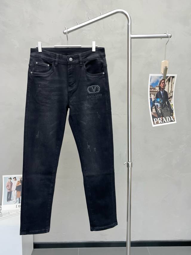 支持跨年售后！ 。Valentino华伦天奴砸锅卖铁都要上的新款新款休闲牛仔裤高端版本！专柜定制面料 透气舒适度高，细节无可挑剔，品牌元素设计理念，体现高品质。