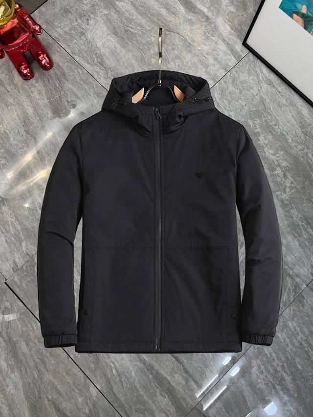 支持年后退换 阿玛尼 三标齐全 季新款羽绒棉衣加厚棉服外套，秀场新品品相非常完美，舒适保暖，色泽饱满诱人，非常出彩的设计，轻松将时髦感进阶，做工极为考究严谨，走