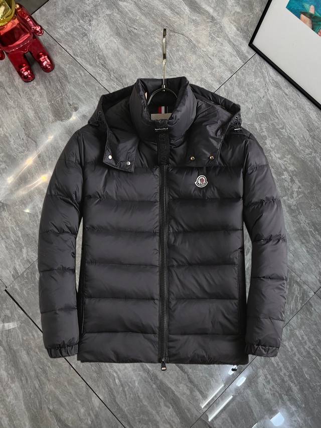 支持年后退换 蒙口Moncler 官网款新款羽绒服。这款号称羽绒服届最高端的，全部90绒的三标齐全带着经典的Logo组合搭配，第一眼看到就是满满的视觉冲击，保暖