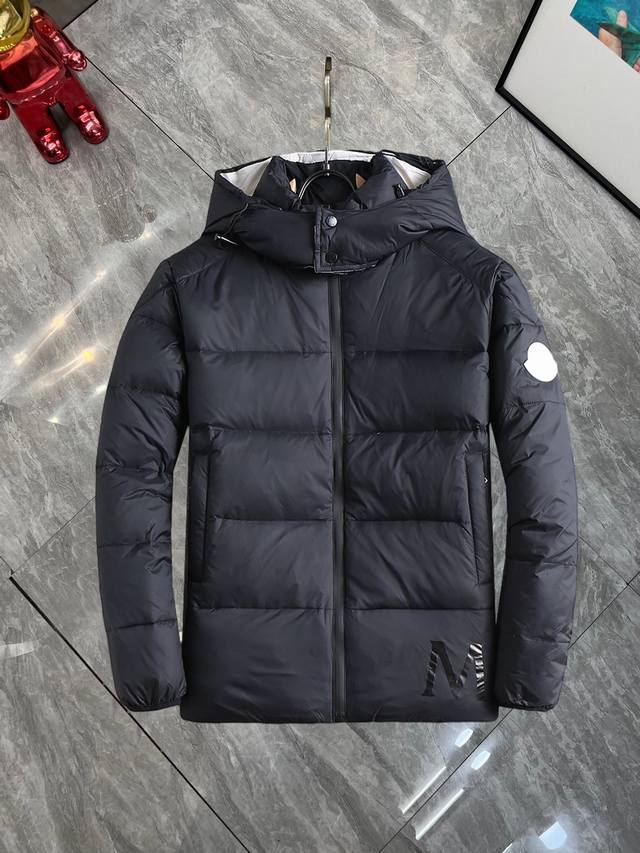 支持年后退换 蒙口Moncler 官网款新款羽绒服。这款号称羽绒服届最高端的，全部90绒的三标齐全带着经典的Logo组合搭配，第一眼看到就是满满的视觉冲击，保暖