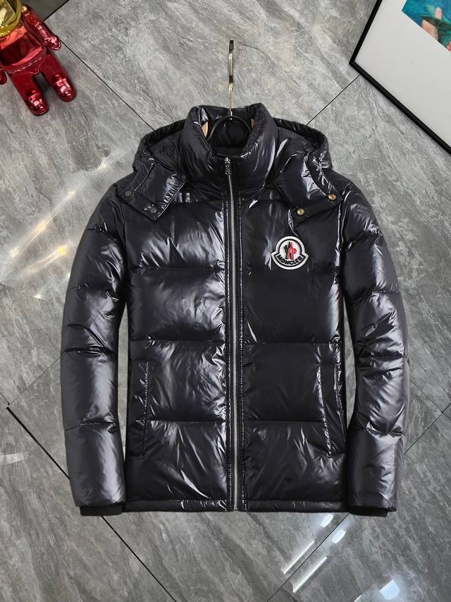 支持年后退换 蒙口Moncler 官网款新款羽绒服。这款号称羽绒服届最高端的，全部90绒的三标齐全带着经典的Logo组合搭配，第一眼看到就是满满的视觉冲击，保暖