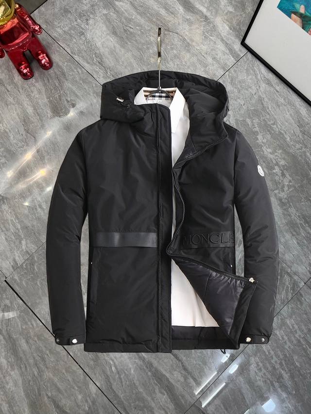 支持年后退换 蒙口Moncler 官网款新款羽绒服。这款号称羽绒服届最高端的，全部90绒的三标齐全带着经典的Logo组合搭配，第一眼看到就是满满的视觉冲击，保暖
