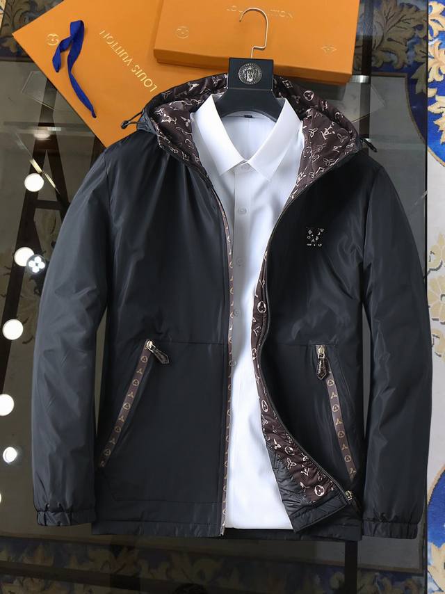 支持年后退换 路易威登Lv 三标齐全 季新款羽绒棉衣加厚棉服外套，秀场新品品相非常完美，舒适保暖，色泽饱满诱人，非常出彩的设计，轻松将时髦感进阶，做工极为考究严