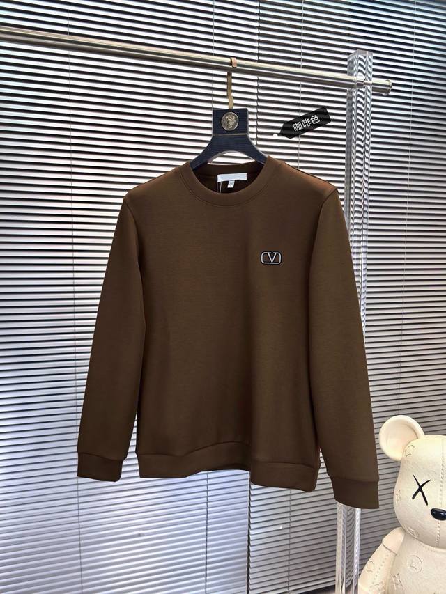 可年后退换。 华伦天奴精品刺绣2530秋冬衣橱必备！空气层手感圆领长袖卫衣！婴儿般肌肤触感，面料：莫代尔+棉。云朵般非常柔软，上身亲肤感极好！！面料带有很好的弹