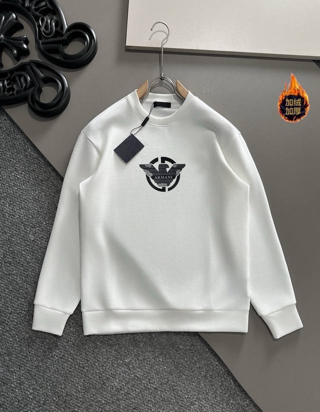 支持年后退换。 阿玛尼 立体硅胶工艺 高版2025专柜加绒卫衣面料采用380克棉，螺纹采用1*1配套螺纹 同缸定染配色 面料经过水洗与固色和加柔工艺 有效固定衣