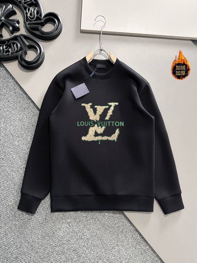 支持年后退换。 Lv 立体硅胶工艺 高版2025专柜加绒卫衣面料采用380克棉，螺纹采用1*1配套螺纹 同缸定染配色 面料经过水洗与固色和加柔工艺 有效固定衣服