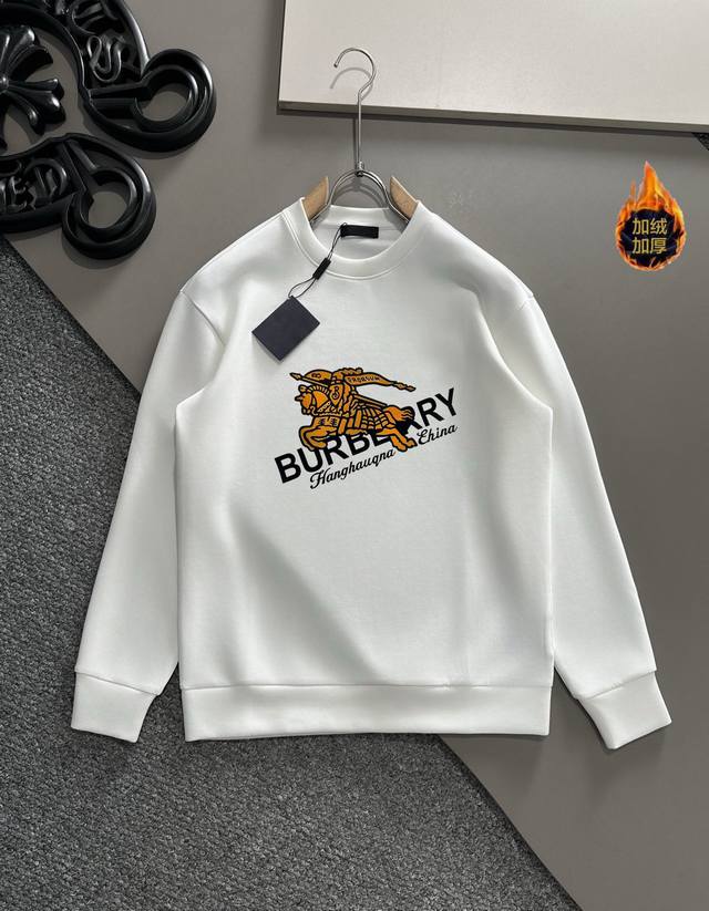 支持年后退换。 巴宝莉 立体硅胶工艺 高版2025专柜加绒卫衣面料采用380克棉，螺纹采用1*1配套螺纹 同缸定染配色 面料经过水洗与固色和加柔工艺 有效固定衣