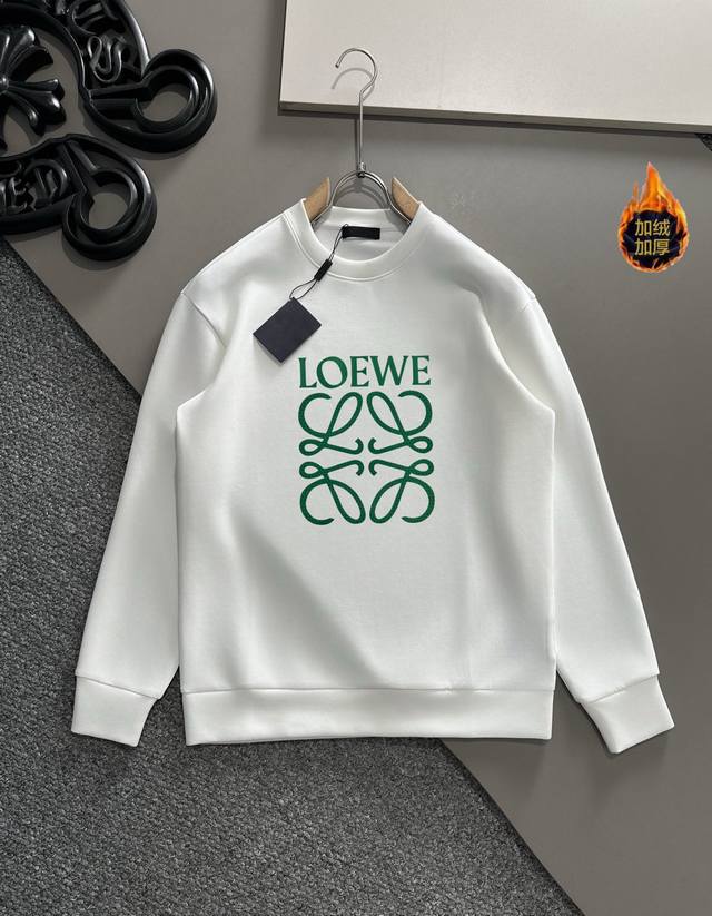 支持年后退换。 罗意威 立体硅胶工艺 高版2025专柜加绒卫衣面料采用380克棉，螺纹采用1*1配套螺纹 同缸定染配色 面料经过水洗与固色和加柔工艺 有效固定衣