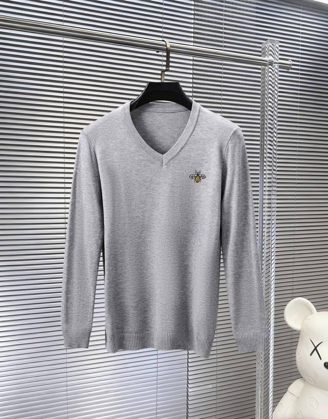 可年后退换。 古奇精品刺绣2530新品毛衣羊毛100%搭配专柜柔软舒适，上身舒适透气，亲肤不扎人，独特设计风格，无论是单穿还是搭配，都是百搭单品，彰显了年轻人的