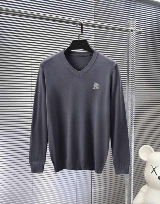 可年后退换。 爱马仕精品刺绣2530新品毛衣羊毛100%搭配专柜柔软舒适，上身舒适透气，亲肤不扎人，独特设计风格，无论是单穿还是搭配，都是百搭单品，彰显了年轻人