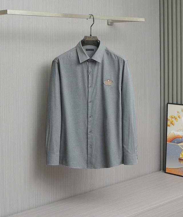 新款上新啦！普拉达磨毛混纺，普拉达Prada 顶级男士高端商务休闲磨毛长袖衬衫，系出名门，纯正血统品质，意大利原产出品，官方秋冬新品！ DDD 颇具意大利典型风