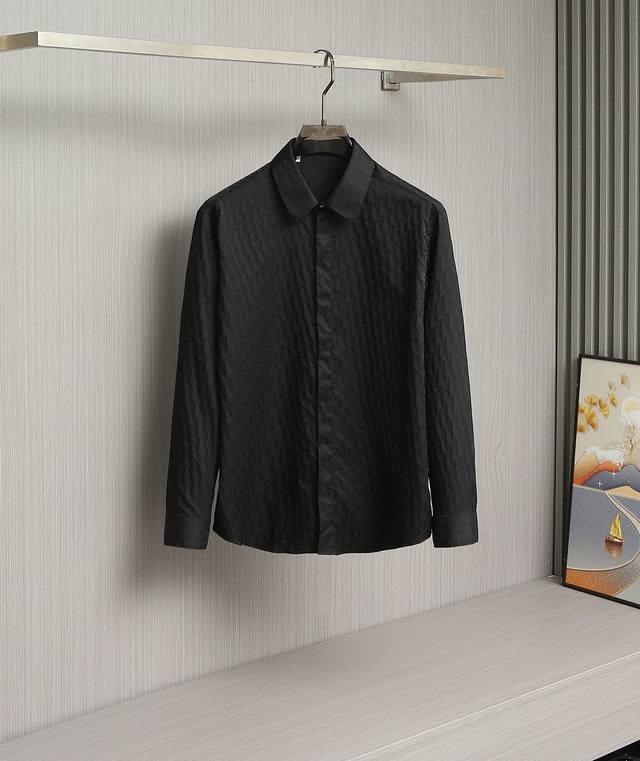 新款上架啦！ DDD 强势登陆最高版本的迪奥，天丝府绸提花字母长袖衬衫！！！高端产品，可惜就缺了主唛，吊牌，尺码唛，洗水唛全都对柜对版，因为是平替直播客户订单，