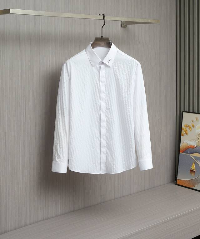 新款上架啦！迪奥领子绣花长袖衬衣上架啦！Dior 每一季都有一款珍藏刺绣款高订超密织面料方领长袖衬衫......这个季节最骚气的单品Dior潇洒字体绣于衣领，简