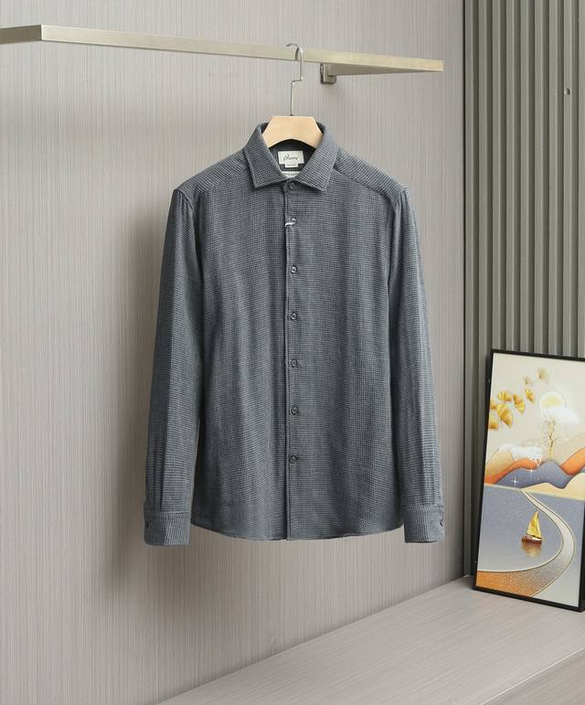 新款上架啦！拥有剪裁学院的布里家最新款，高端定制面料设计商务休闲长袖衬衫 双层色织工艺，完美品相。纯正血统高贵优雅。26年早春新品，口碑化经典产物！ 衬衫作为公