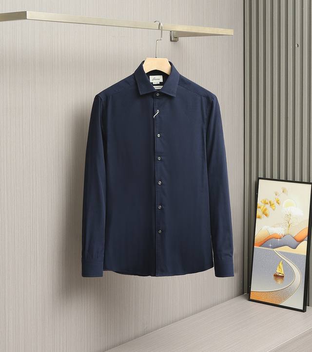 新款上架啦！拥有剪裁学院的布里家最新款，高端定制面料设计商务休闲长袖衬衫 双层色织工艺，完美品相。纯正血统高贵优雅。26年春夏新品，口碑化经典产物！ 衬衫作为公