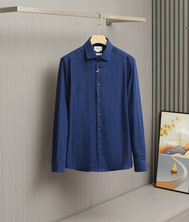 新款上架啦！拥有剪裁学院的布里家最新款，高端定制面料设计商务休闲长袖衬衫 双层色织工艺，完美品相。纯正血统高贵优雅。26年春夏新品，口碑化经典产物！ 衬衫作为公