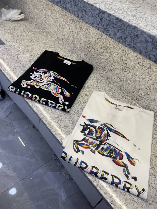 Bbr博柏利26-X臻尚新品上架春夏首发专柜品相完美 最新款短袖圆领T恤高端订制 设计前卫时尚！品牌Logo重工艺设计高端定制长绒欧棉180克面料手感柔软.穿着