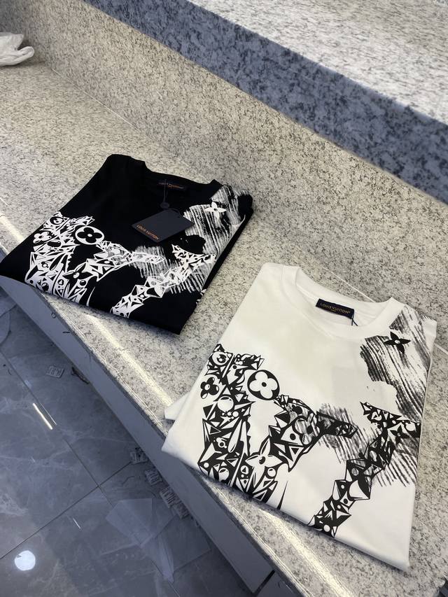 Ly驴牌26-X臻尚新品上架春夏首发专柜品相完美 最新款短袖圆领T恤高端订制 设计前卫时尚！品牌Logo重工艺设计高端定制长绒欧棉180克面料手感柔软.穿着舒适