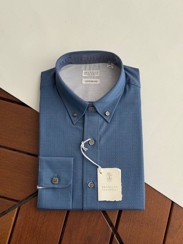 经典深沉的蓝色衬衫出货，Bc臻藏款含桑蚕丝色织提花面料百搭时尚口袋款温莎领设计长袖衬衫.....这款臻藏款长袖衬衫，采用了含桑蚕丝的色织提花面料，不仅触感舒适，