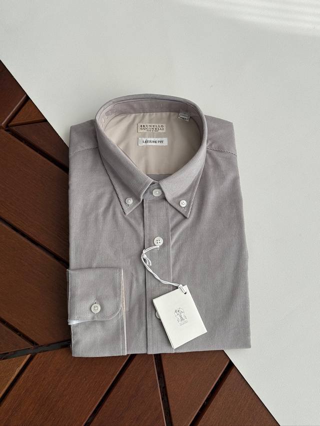 花灰色细节 DDD 经典灯芯绒五色基础款，黑色，宝蓝，彩蓝，花灰，咖色。 DDD Bc最新莫兰迪调奇遇记：清新装扮一抹春色的复古风格细纹灯芯绒衬衫外套，高级成衣