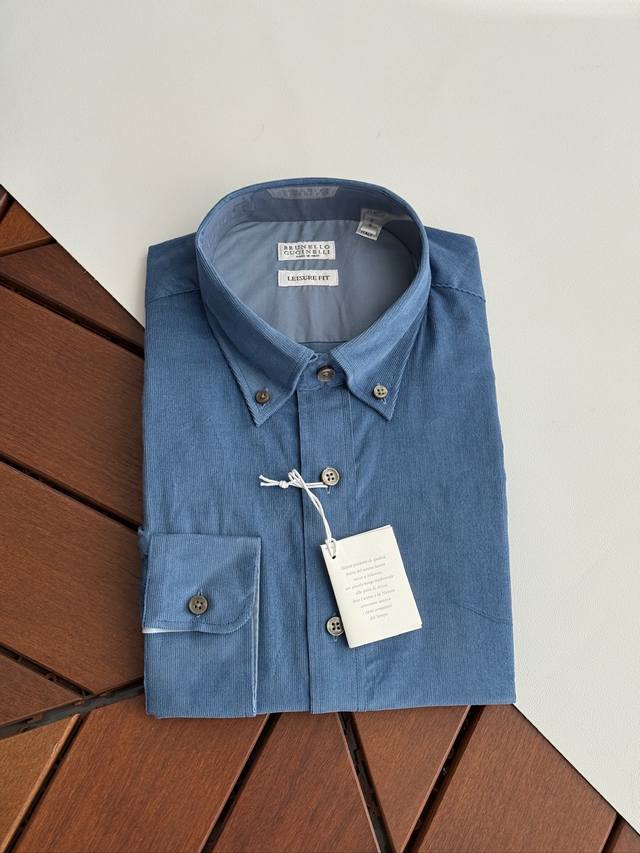 亮蓝色细节 DDD 经典灯芯绒五色基础款，黑色，宝蓝，彩蓝，花灰，咖色。 DDD Bc最新莫兰迪调奇遇记：清新装扮一抹春色的复古风格细纹灯芯绒衬衫外套，高级成衣