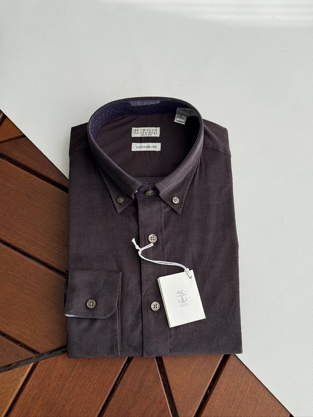 咖色细节 DDD 经典灯芯绒五色基础款，黑色，宝蓝，彩蓝，花灰，咖色。 DDD Bc最新莫兰迪调奇遇记：清新装扮一抹春色的复古风格细纹灯芯绒衬衫外套，高级成衣染