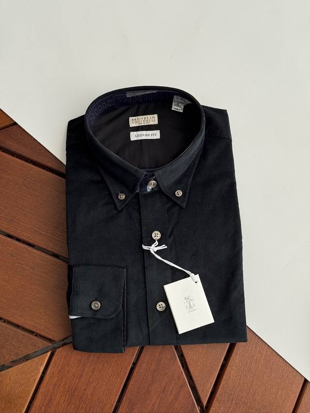 黑色细节 DDD 经典灯芯绒五色基础款，黑色，宝蓝，彩蓝，花灰，咖色。 DDD Bc最新莫兰迪调奇遇记：清新装扮一抹春色的复古风格细纹灯芯绒衬衫外套，高级成衣染