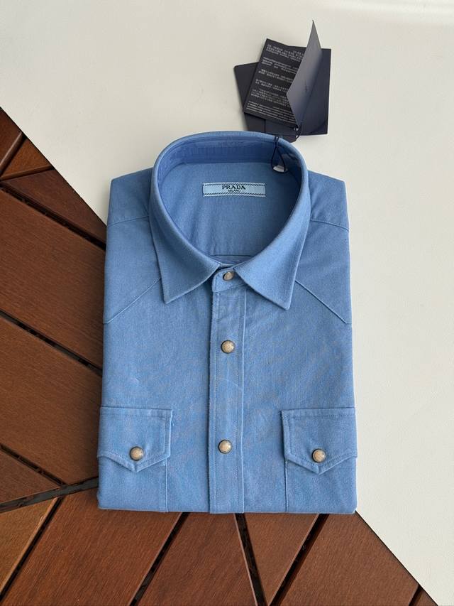 彩蓝色，细节 DDD Prada 普拉达，新款双袋双袋盖复古重工洗水牛津纺绒面男士长袖衬衫 DDD 设计上沿袭了他家现代极简主义基调，将意式的都市高贵格调发挥到