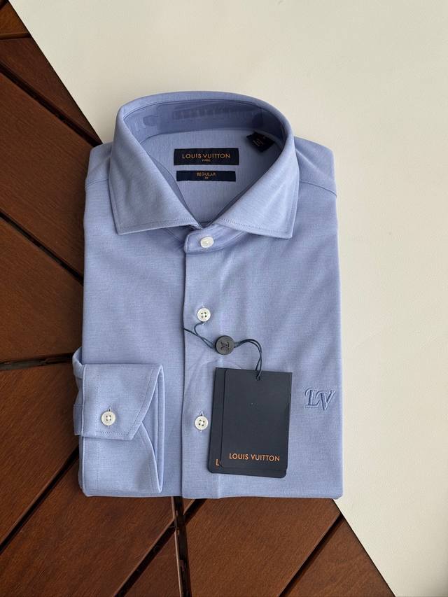 雾霾蓝色细节 DDD 补单出货，单色提花。Lv男士长袖衬衫，香港贸易公司货，纯正洋行渠道，整款衬衫的设计别具一格，颇具时髦感，整体轻奢高级 DDD 细节完美如斯
