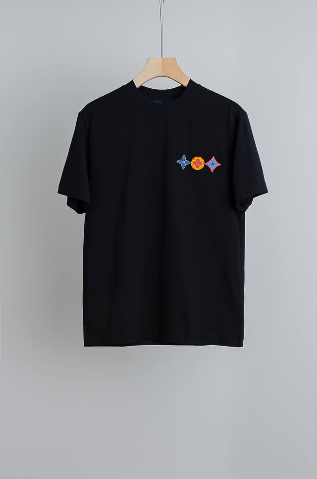 支持年后 Lv 2026Ss时尚潮人必备男士休闲圆领短袖T恤衫#设计理念潮流前卫与尚可持续，胸前刺绣立体突出有质感。 DDD 选用客供进口100%棉成分精织混纺