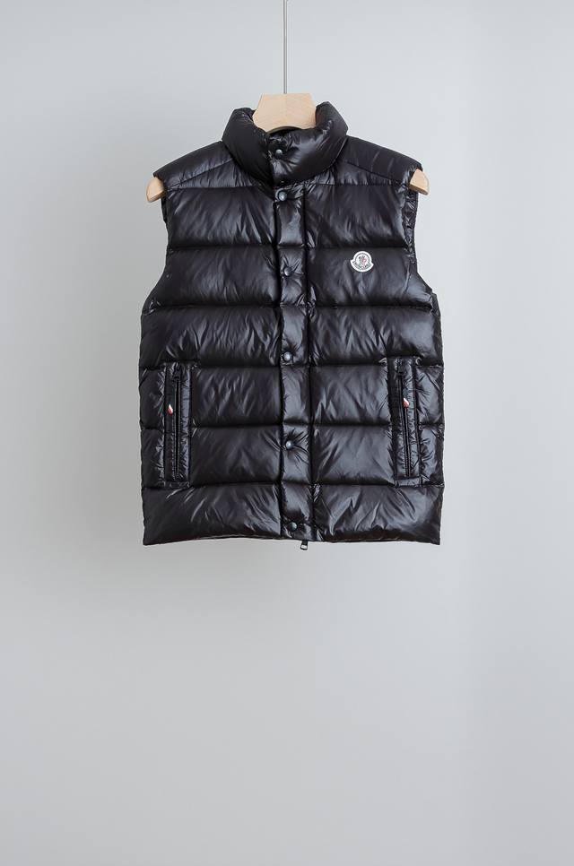 支持年后 Moncler 蒙口 526Fw经典立领羽绒服马甲#经典中的经典百搭时尚款 标志性外套。市面独家使用顶级羽绒，这款背心，体现了那些总想成为冠军者的个性
