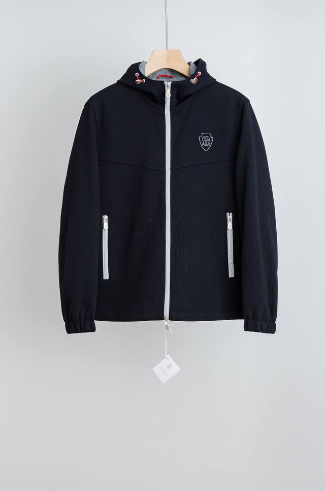 支持年后 Brunello Cucinell 2026秋冬新品，这件灯芯绒棉衣，把复古穿出了新味道！既有复古质感，又带着现代设计的利落线条。 DDD 穿上身的第