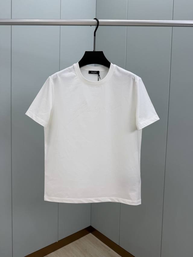 Balmain.巴尔曼 Ss26春夏手写体字母闪粉印花标识短袖T恤，正面饰“Balmain”手写体同面料色系闪粉印花设计，简约又有辨识度，采用高支数高密度80支
