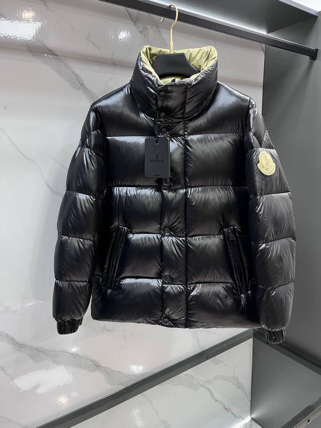 支持年后退换！ DDD 蒙口 Dervox男士短款羽绒采用波普色调，彰显系列的朝气活力，95%欧规鹅颈绒填充，填充极致饱满，850+蓬松度，Dervox羽绒采用