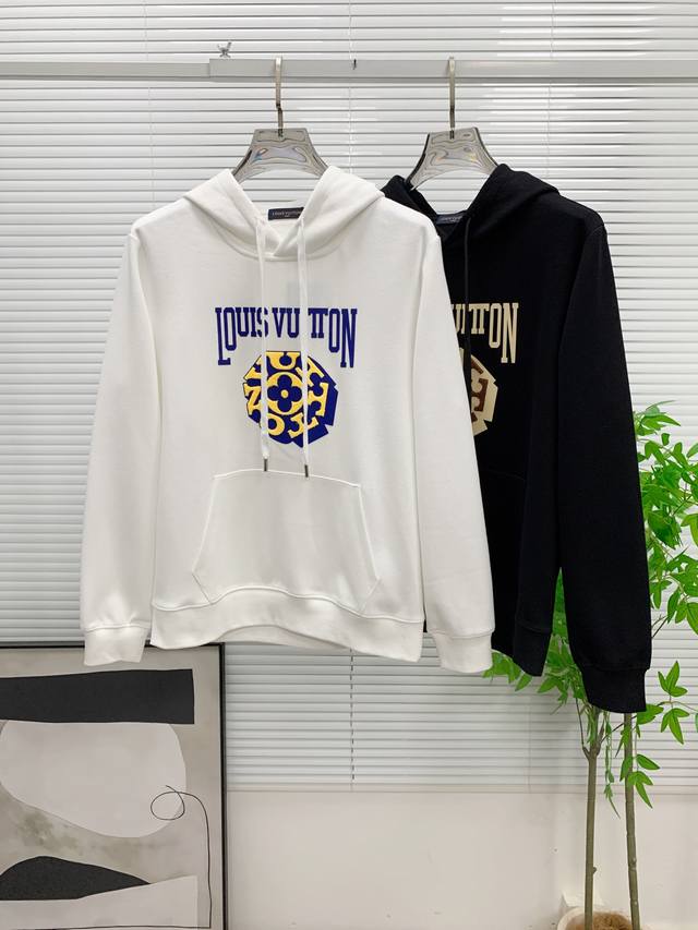 支持年后退换 Lv 25Ss 新品 最新最顶级版本精美工艺连帽卫衣，最顶级的品质专柜原单套头衫，顶级制作工艺进口面料，专柜品质重工刺绣设计，采用进口高端订制面料