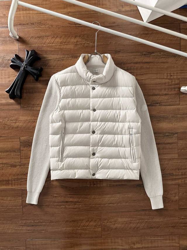 支持年后退换 Moncler 蒙口 2025年秋冬新款羽绒服，针织拼接羽绒服采用新国标95白鸭绒，秋冬新品内搭神器！在国内羽绒黑色都是走基础风格，可以单穿还可以