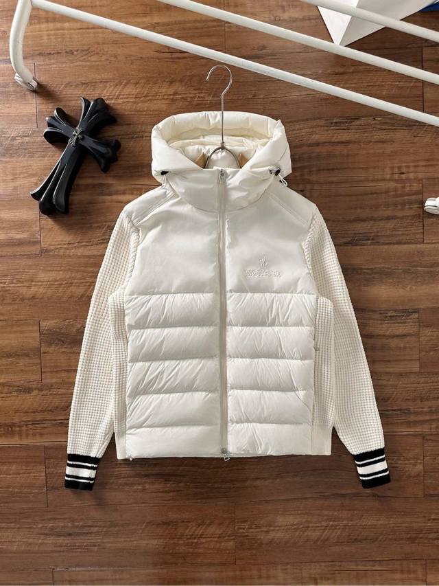 支持年后退换 Moncler 蒙口 2025年秋冬新款羽绒服，针织连帽拼接羽绒服采用新国标95白鸭绒，秋冬新品内搭神器！在国内羽绒黑色都是走基础风格，可以单穿还