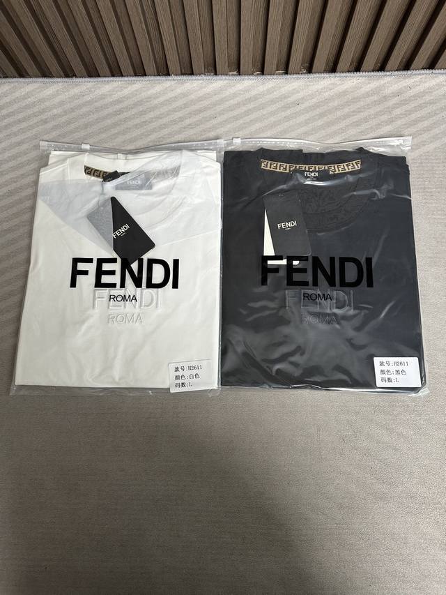 Fd芬迪26Ss春夏新款圆领短袖，面料秘鲁进口匹马棉 × 顶级丝光工艺，蚕丝般柔滑，卓越透气不闷热，重工立体Logo，专柜级精密车线，上身，挺括利落，修饰身材